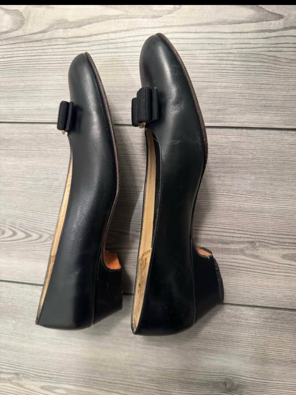 Salvatore Ferragamo Black Leather Bow Flats with Gold Logo 8B - Picture 3 of 5